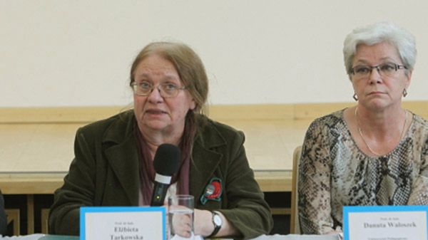 Profesor Elżbieta Tarkowska i prof. Danuta Waloszek podczas konferencji prasowej i prezentacji raportu UNICEF