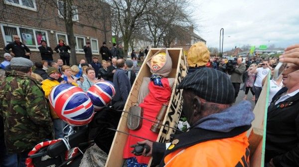 Trumna z kukłą Margaret Thatcher