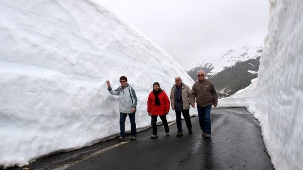 Zaśnieżona droga w Tourmalet we Francji