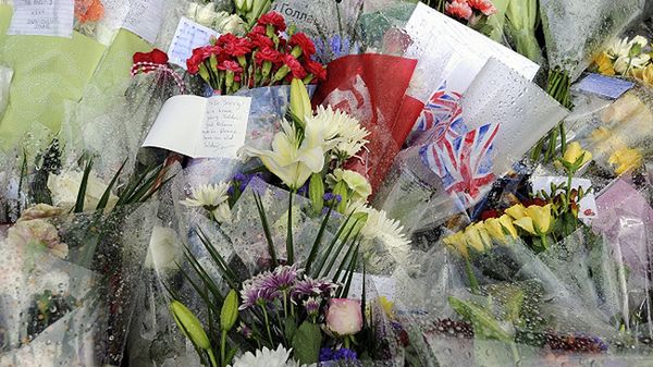 W pobliżu miejsca, w którym zamordowano żołnierza, składane są kwiaty