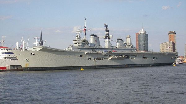 HMS Ark Royal w porcie w Hamburgu, 2007 r.