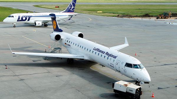 Samolot Lufthansy po awaryjnym lądowaniu na płycie lotniska w Katowicach
