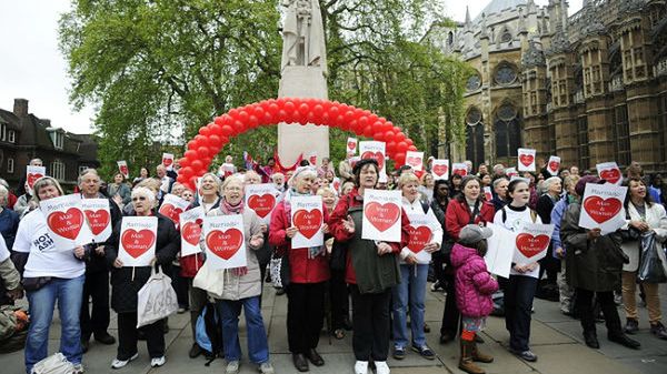 Uczestnicy protestu przeciwko związkom małżeńskim par jednopłciowych w Anglii i Walii