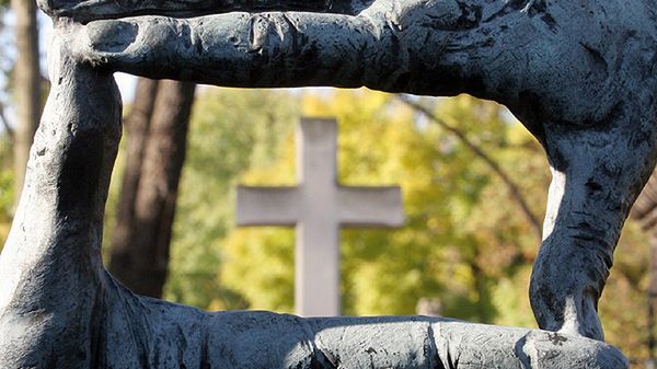 Rzeźba na grobie Krzysztofa Kieślowskiego - zdjęcie archiwalne