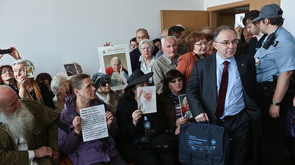 Witold Tomczak wchodzi na salę sądową