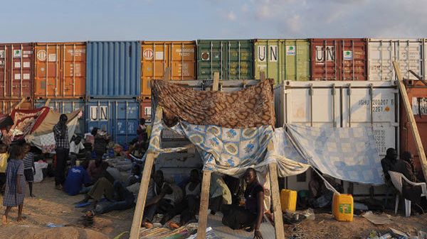 Prowizoryczne schronienia dla cywili przy misji ONZ w Dżubie