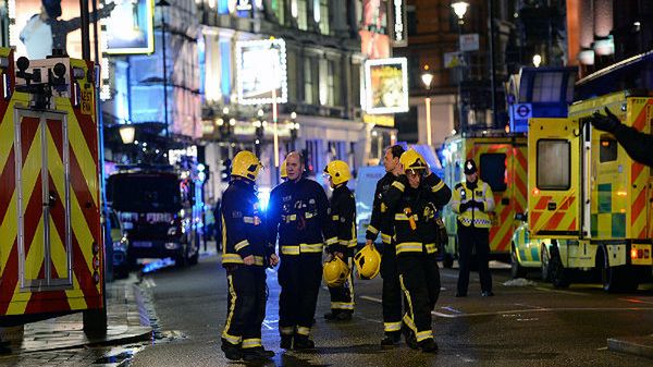 Strażacy przed budynkiem teatru Apollo