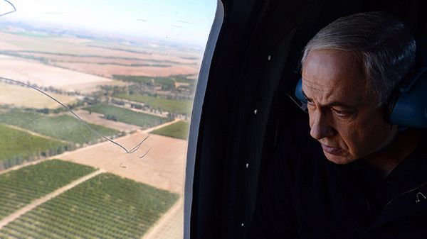 Premier Izraela Benjamin Netanjahu obserwuje granicę ze śmigłowca