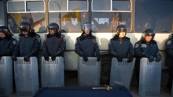 Symboliczna trumna od protestujących i milicja przed rezydencją prezydenta Wiktora Janukowycza