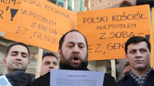 Prof. Jan Hartman czyta list przed Bazyliką Mariacką