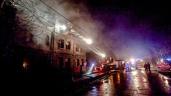 Strażacy podczas akcji gaszenia pożaru