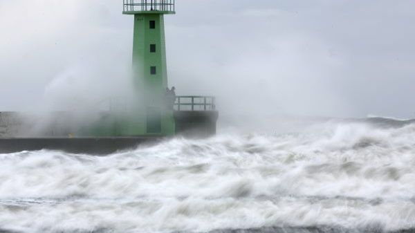 Komunikat IMGW mówi o zagrożeniu sztormem dla całej linii brzegowej