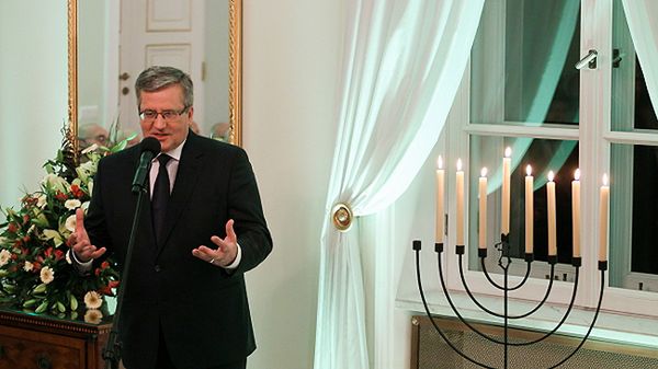Prezydent Bronisław Komorowski podczas uroczystości zapalenia świec z okazji żydowskiego święta Chanuka
