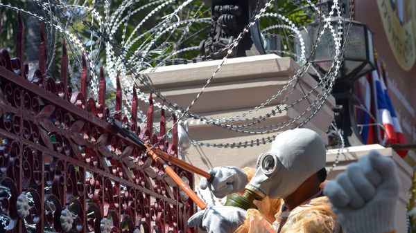 Protestujący przed siedzibą policji w Bangkoku