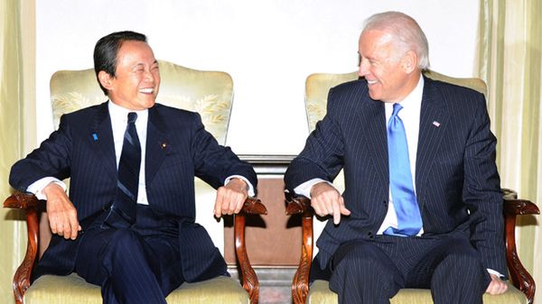 Wiceprezydent USA Joe Biden i minister finansów Japonii Taro Aso