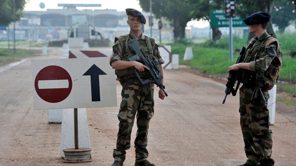 Francuscy żołnierze chroniący lotnisko w Bangi