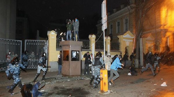 W okolicach siedziby prezydenta Ukrainy doszło do starcia protestujących ze służbami