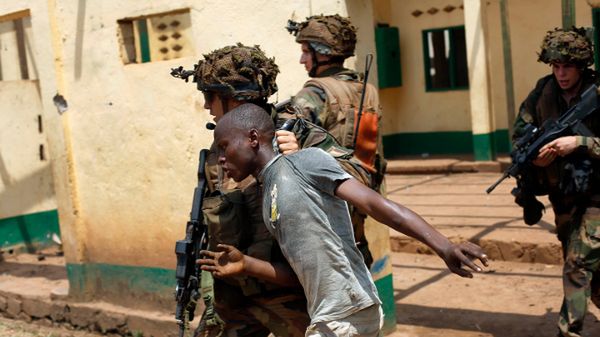 Francuski żołnierz złapał szabrownika, który niszczył meczet w Bangi