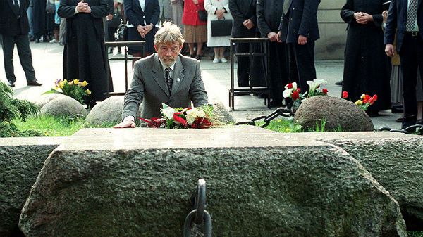 06.05.1998, Warszawa. Płk Ryszard Kukliński przy grobie ks. Jerzego Popiełuszki