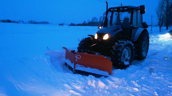 Kierowca pługa uderzył w mężczyznę śpiącego w zaspie