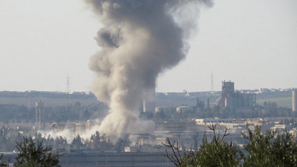 Dym unoszący się po atakach powietrznych nad Aleppo