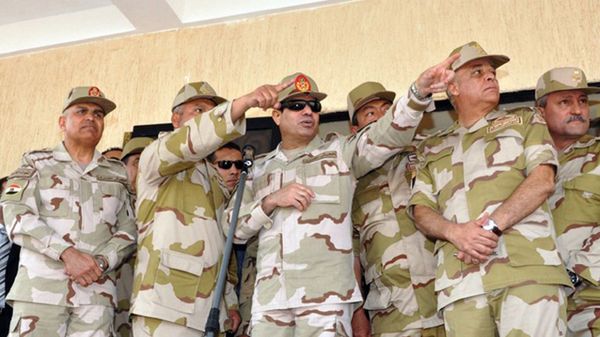 Abd el-Fatah es-Sisi (w środku, w okularach przeciwsłonecznych)