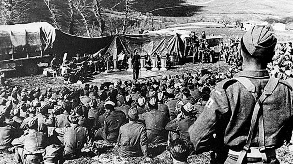 Prawykonanie pieśni "Czerwone Maki na Monte Cassino" w maju 1944 we Włoszech.