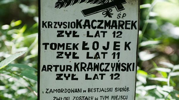 Pomnik w lesie, w miejscu gdzie w sierpniu 1988 r. Mariusz Trynkiewicz spalił zwłoki trzech chłopców, których zabił wcześniej w swoim mieszkaniu