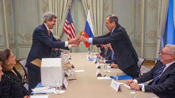 John Kerry wręcza Siergiejowi Ławrowowi dwa ziemniaki
