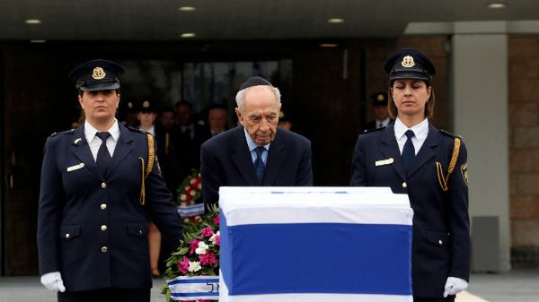 Szimon Peres przy trumnie Ariela Szarona