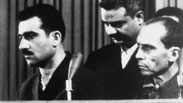 Eli Cohen - z lewej - podczas procesu w Damaszku