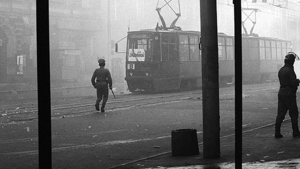 Stan wojenny na jednej z ulic Szczecina. Zdjęcie z 1981 roku