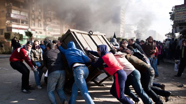 Zwolennicy Bractwa Muzułmańskiego i Mohammeda Mursiego podczas zamieszek w Kairze