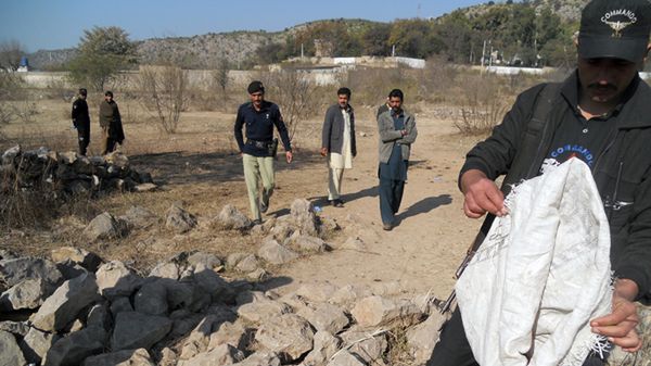 Pakistańska policja na miejscu zamachu