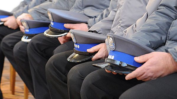 Funkcjonariusze policji uczestniczą w mszy świętej w intencji ofiar wypadku.