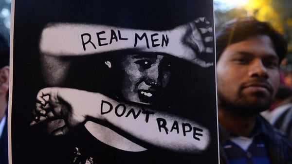 Gwałty to coraz bardziej palący problem Indii. Na zdjęciu: demonstracja przeciwko gwałtom i przemocy, zorganizowana tydzień temu, w pierwszą rocznicę śmierci zgwałconej i zamordowanej 23-letniej studentki