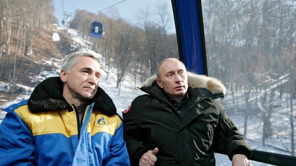 Władimir Putin (P) i wicedyrektor Gazpromu Władimir Makarenkow (P)
jadą kolejką linową w centrum sportowo-turystycznym w kurorcie narciarskim Krasnaja Polana niedaleko Soczi