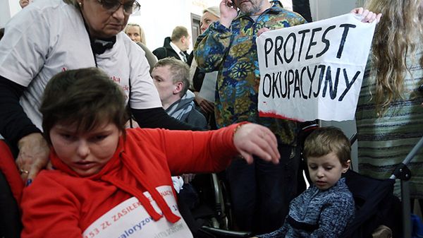 Rodzice i opiekunowie niepełnosprawnych dzieci protestują w sejmie