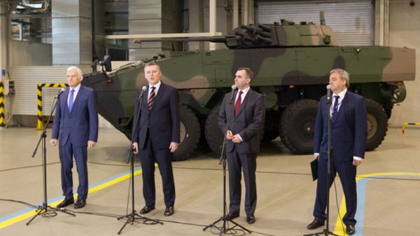 Jerzy Buzek, minister obrony Tomasz Siemoniak, minister skarbu Włodzimierz Karpiński i prezes WZM SA Adam Janik