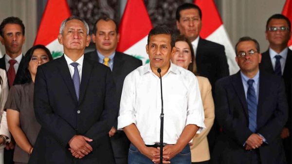 Prezydent Peru w otoczeniu ministrów nowo utworzonego rządu