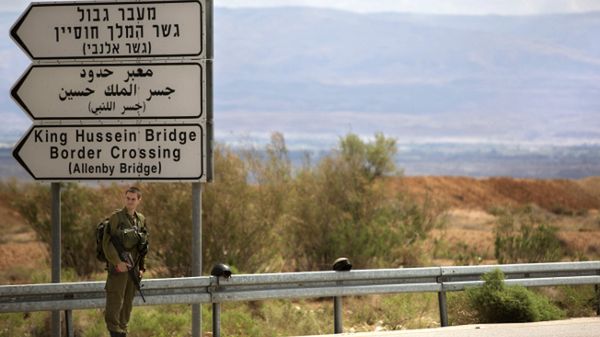 Izraelski żołnierz przy przejściu Allenby