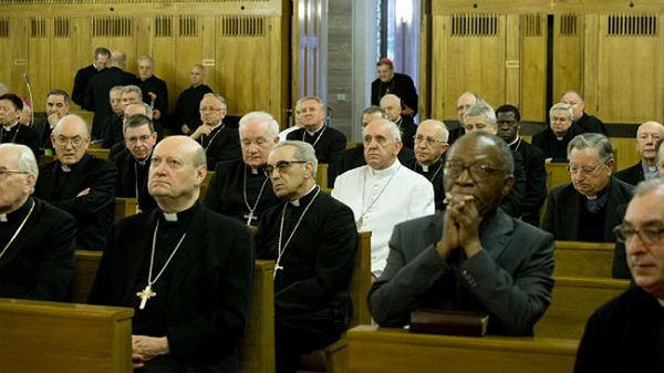 Papież Franciszek wraz z watykańskimi współpracownikami, uczestniczy w rekolekcjach wielkopostnych