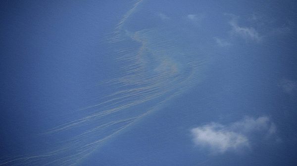 Plamy paliwa na morzu