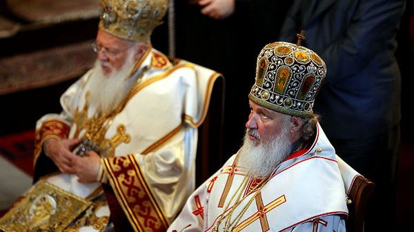 Zwierzchnikiem Rosyjskiej Cerkwi Prawosławnej jest patriarcha Cyryl I, na zdjęciu po prawej.