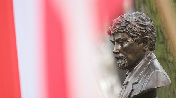 2006 r. w krakowskim Parku im. dr H. Jordana odsłonięto popiersie płk. Ryszarda Kuklińskiego