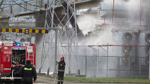 Strażacy na miejscu pożaru transformatora