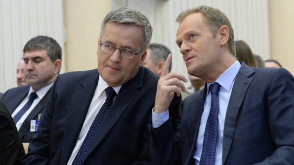 Bronisław Komorowski i Donald Tusk na odprawie kierowniczej kadry wojska
