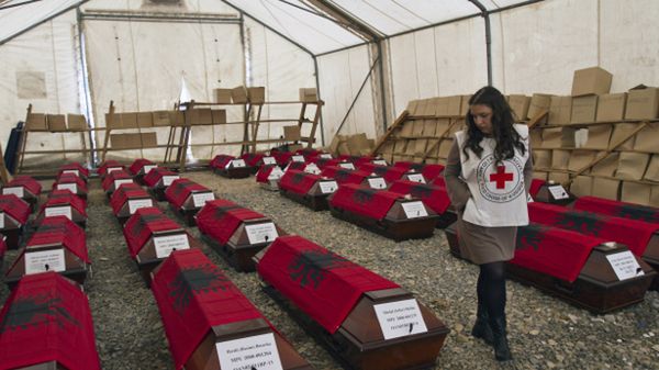 Trumny ze szczątkami albańskich ofiar