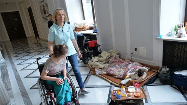 Protest rodziców i opiekunów niepełnosprawnych dzieci w sejmie