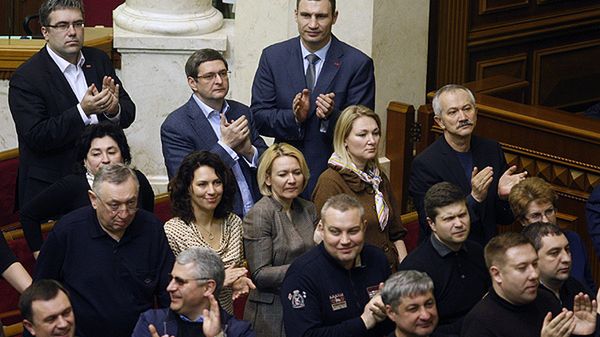 Witalij Kliczko wraz z deputowanymi Rady Najwyższej Ukrainy